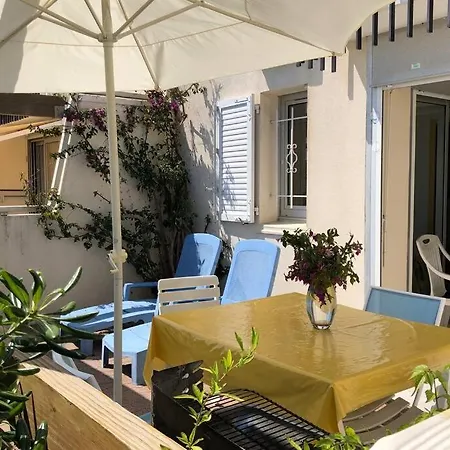 3 Pieces Avec Piscine Face A La