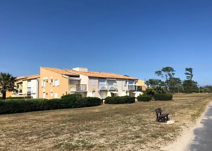 3 Pieces Avec Piscine Face A La Apartment